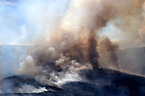 Τιτάνια μάχη με τη φωτιά για να σωθεί ο Κίσσαβος - Κάηκε πυροσβεστικό όχημα (φωτο)